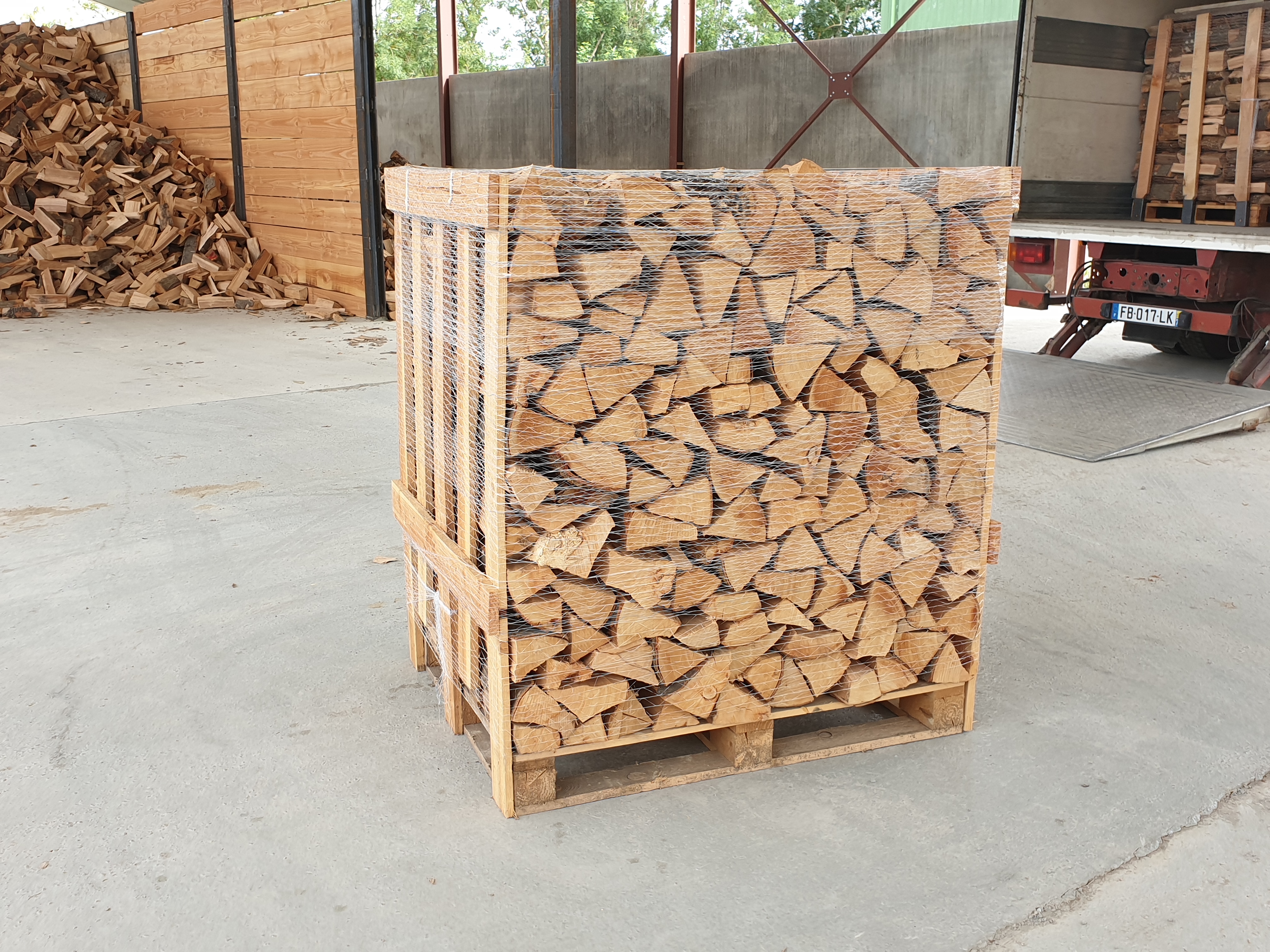 Demi palette 1 m3 – 1,7 stères de bois bûche 25 Cm – CPF CHAUFFAGE